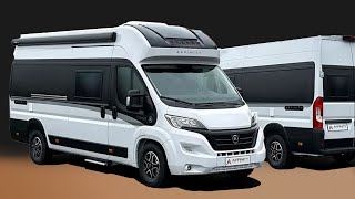 Affinity nun auch mit Längs Einzelbetten
Affinity-Fans haben lange auf diesen Moment gewartet. Der neue Affinity Three bietet längs angeordnete Einzelbetten im Heck, eine Antwort auf die klassischen Grundrisse der meisten Kastenwagen-Wohnmobile und ein Schritt des polnischen Herstellers, um den Kundenwünschen gerecht zu werden.
Mit 3 Schlafplätzen ist dieser Kastenwagen perfekt für kleine Familien oder für zwei Personen geeignet.
Praktische Extras wie eine Faltverdunklung, eine elektrische Trittsstufe, sowie ein Insektenschutz-Plissee für die Seitenschiebetür gehören zur Serienausstattung.
Die Abmessungen des Affinity Three betragen 636 in der Länge, 210 in der Breite und 290 cm in der Höhe. Das Fahrzeug wiegt in fahrbereitem Zustand 3090 kg und bietet eine Innenhöhe von 196 cm.
Die Schlafgelegenheiten umfassen ein klappbares Bett vorne mit den Maßen 160 x 90 cm sowie längs angeordnete Einzelbetten im Heck mit den Maßen 193 x 71 und 181 x 74 cm. Die Küche ist mit einem zwei-flammen Gaskocher und einem 70-Liter-Kühlschrank ausgestattet. Der Frischwassertank hat ein Volumen von 110 und der Abwassertank fasst 100 Liter. Affinity nun auch mit Längs Einzelbetten