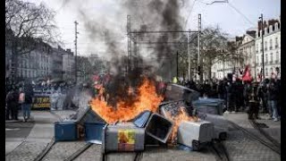 Protesters Set Rubbish on Fire as French Govt Barely Survives No-Confidence Vote