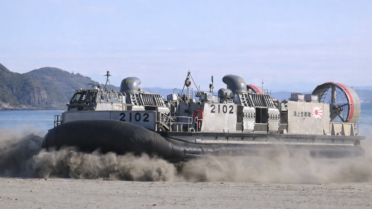 JMSDF LCAC ( Hovercraft ) beach landing 2016 ( Miyazaki , Hyuuga