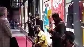 همخوانی رهگذر با بند خیابانی در تهران (ابی، قصه عشق)