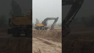 Volvo excavator toy - when no problem is too big Volvo 170 machine it's paver full machine for sale