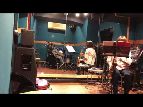 母上サクソフォンを吹く。白日。