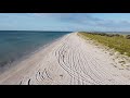 Полет дрона над диким пляжем