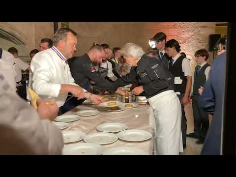 3ème édition du repas de gala « Transmission » au Palais des Papes / dressage des assiettes