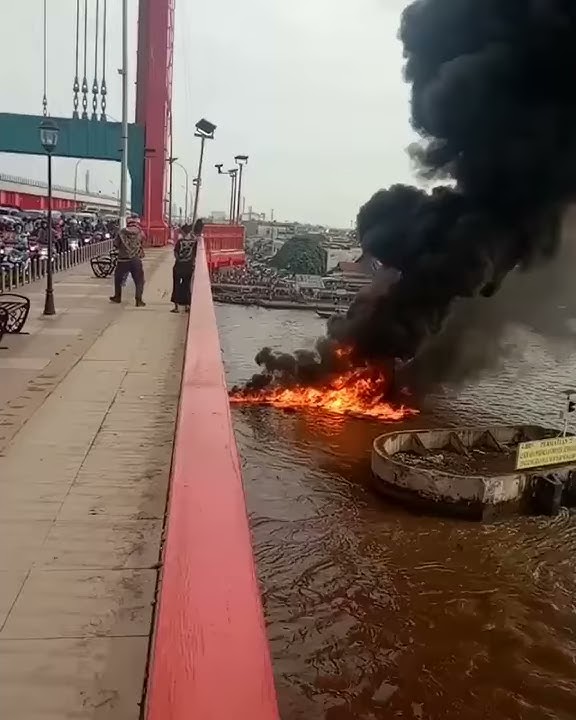 Insiden kapal terbakar di jembatan Ampera Palembang