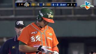 20130927 CPBL 象VS獅 1下 官大元球壓的低 還是被唐肇廷敲出安打