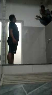 Orang kaget saat keluar dari kamar mandi