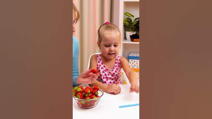 YUMMY YUM 🤭 Quick Eating Strawberries Flyhack 🍓 #parenting #hacks