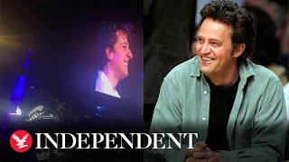 Charlie Puth fans sing Friends theme song during concert in tribute to Matthew Perry Resimi