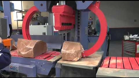 Splitting line MEC with manipulators for handling stone