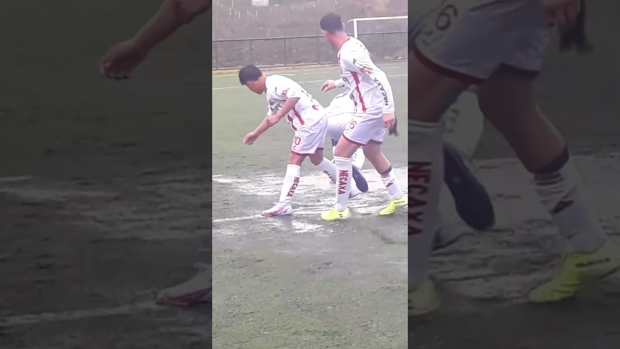 Referee no conceda el faul en la accion se ve que le mete el pie al rival@INGENIUS1969VAMOS X LOS50K