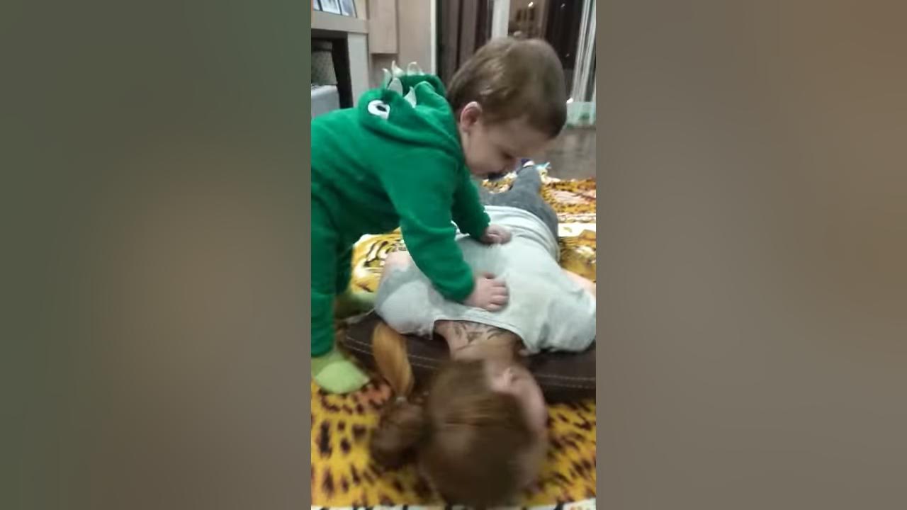 Сын делает маме массаж - YouTube