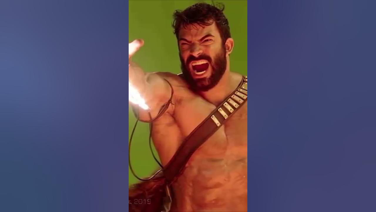 Сержи Констанс в трусах