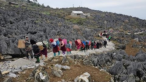 Ngôi làng Cô đơn Hoang mạc đá làm đường ngày cuối ở Mèo Vạc. Nguyễn Tất Thắng