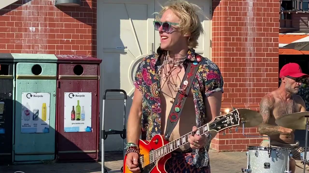 Guarda Pure Rock! Bon Jovi - Livin' On A Prayer by The Street Cats Band Brighton Busking su YouTube Guarda Pure Rock! Bon Jovi - Livin' On A Prayer by The Street Cats Band Brighton Busking su YouTube