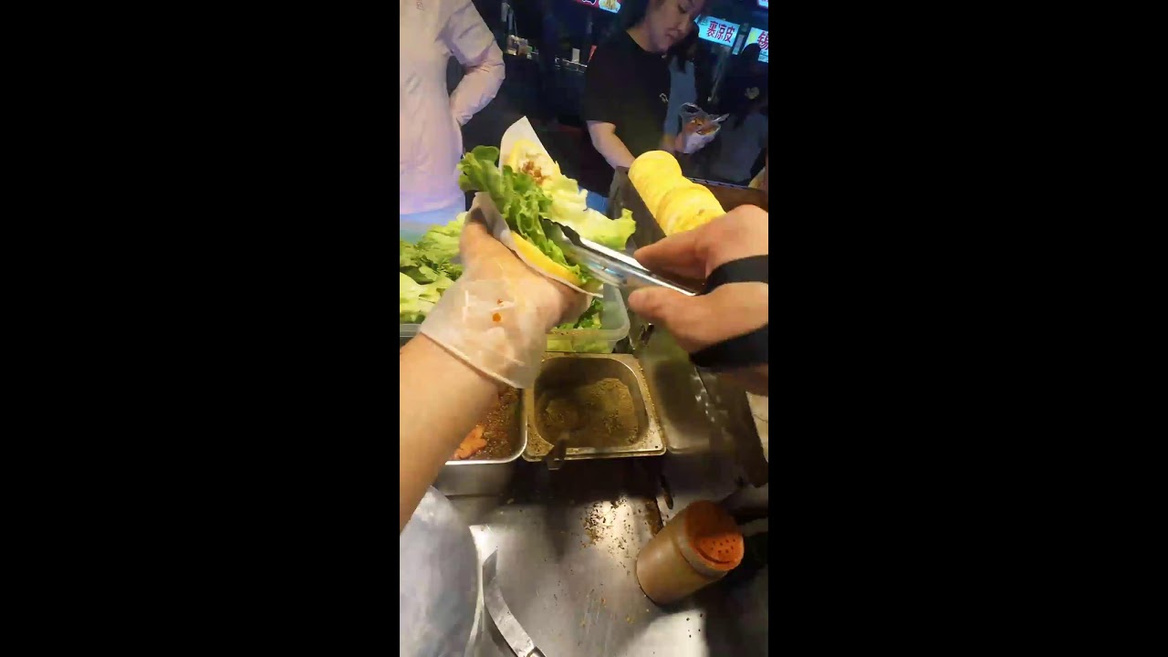 Live broadcast of street food specialties and fruit delicacies