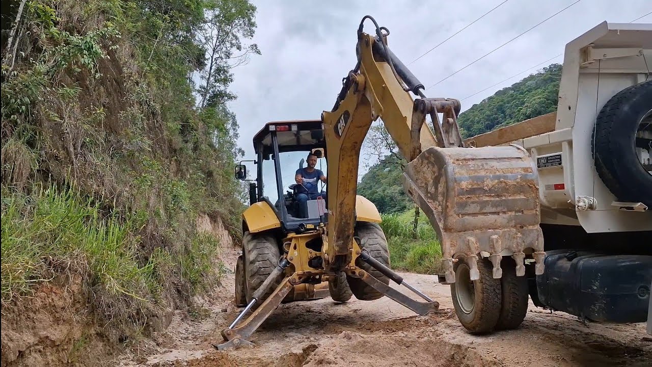 CARREGAMENTO DE CAMINHÕES COM A  RETROESCAVADEIRA CATERPILLAR 416F2. #retroescavadeira #trator #cat 