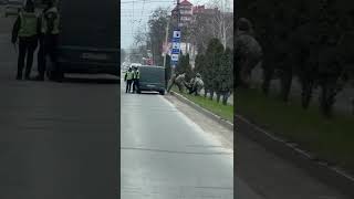 Насильственная могилизация. Очередную жертву в Черновцах затолкали в бус.Геноцид украинского народа.