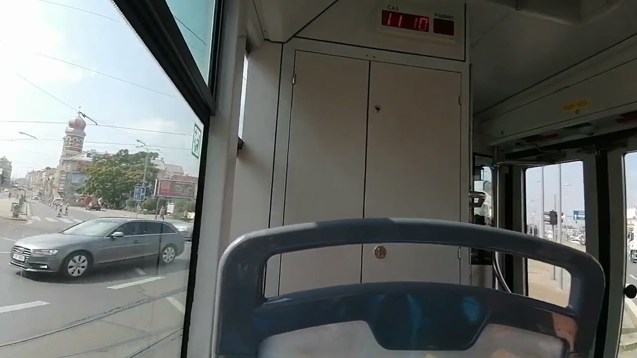 Souprava tramvají Vario LF.RS evč. 348+358 na výlukové lince 4