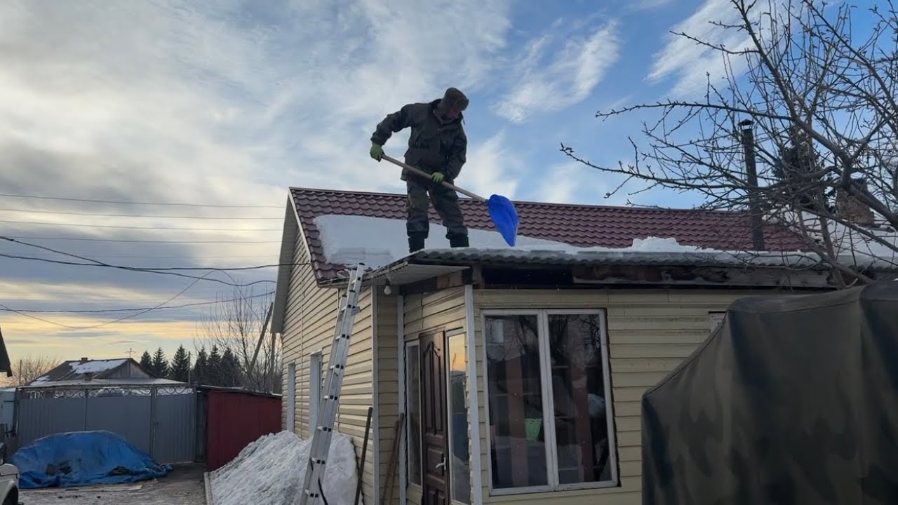 МУЖ на КРЫШЕ. Про ЦВЕТЫ 💐 не забыл. Вкусненько ПОУЖИНАЛИ.