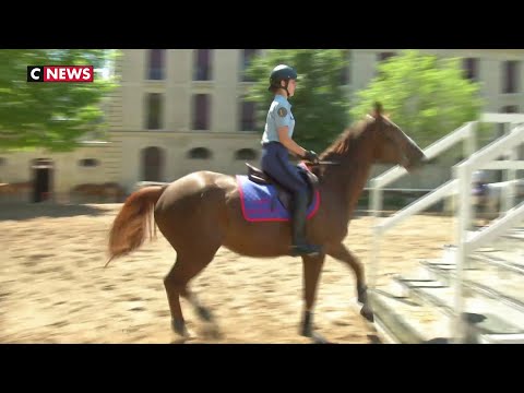 Vidéo: Quand est le défilé des gardes à cheval ?