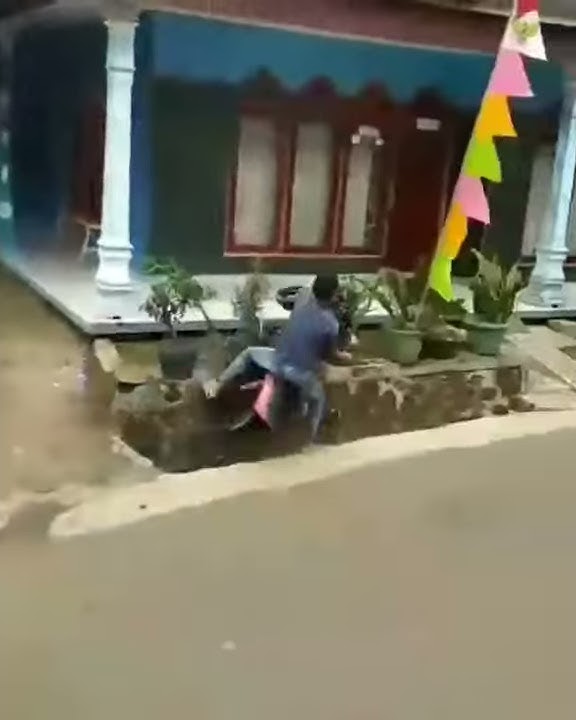 Orang gila naik motor
