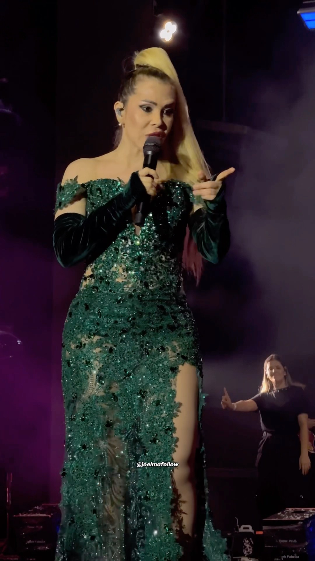 Joelma dando show de empoderamento