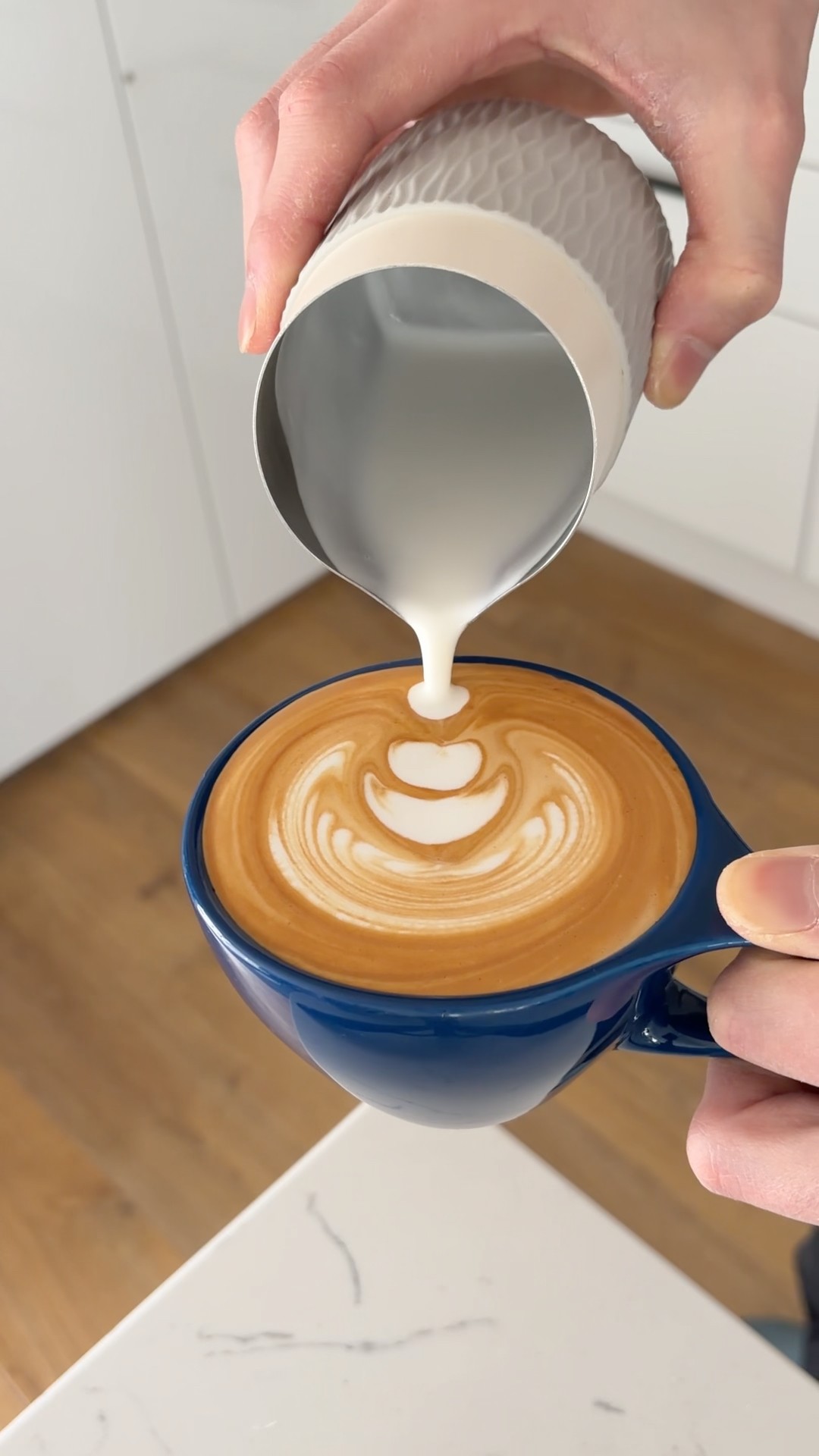 Spectacular latte art poured correctly - YouTube