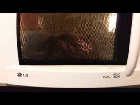 How to dry clothes in a microwave oven (subtitles)