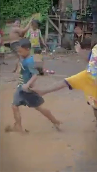sepak bola sambil hujan hujanan