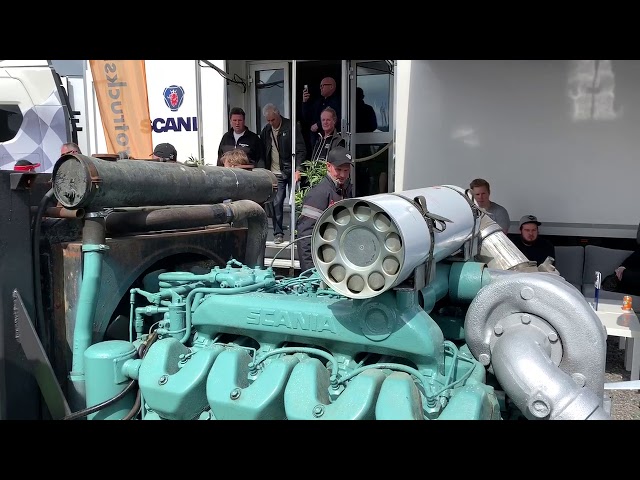 Scania 141 - The sound of a straight pipe Scania V8 engine class=