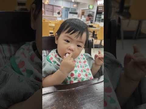 휴게소에서 떡뻥을 먹으면서 엄마아빠 밥먹을 때까지 기다려요