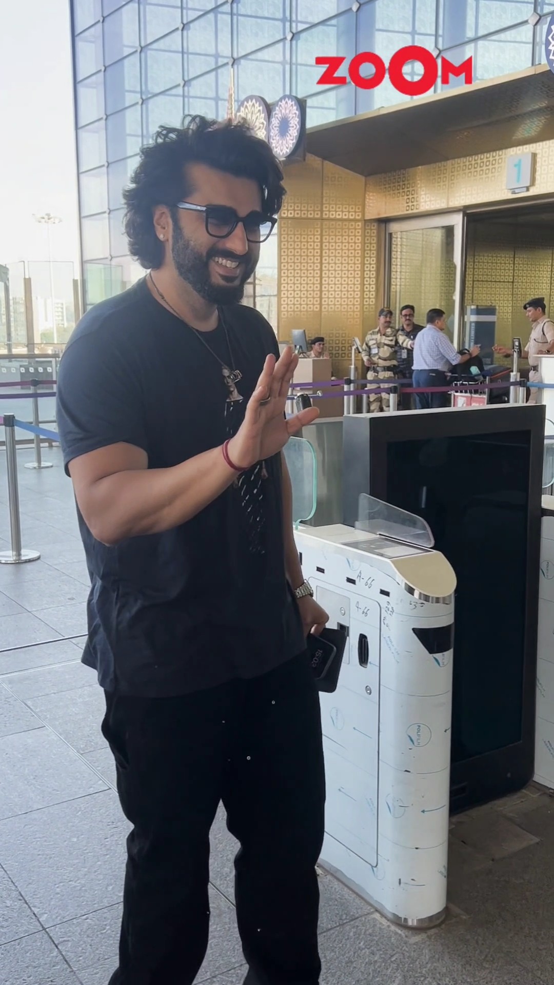 Arjun Kapoor REACTS as Pap updates him on QUITTING Tobacco ? #arjunkapoor #shorts