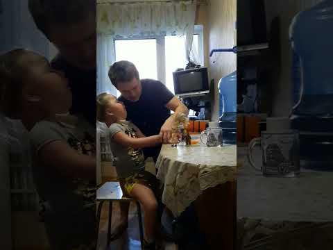 первый раз на кухонной табуретке, а то все кресло да коляска...)🙂#евасма1 #папасаша