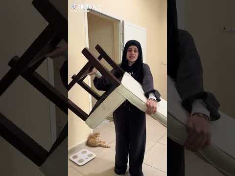 حطت الكرسي فوك رأس امهه