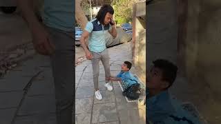 طفل يموت من الجوع بسبب عدم مساعدة الناس له  #shorts