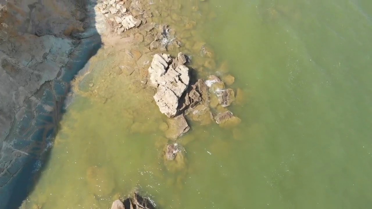 Цимлянское водохранилище уровень воды на сегодня. Цемлянское водохранилище. Цимлянское водохранилище затопленная Церковь. Цимлянское водохранилище кладбище. Находки Цимлянского водохранилища.