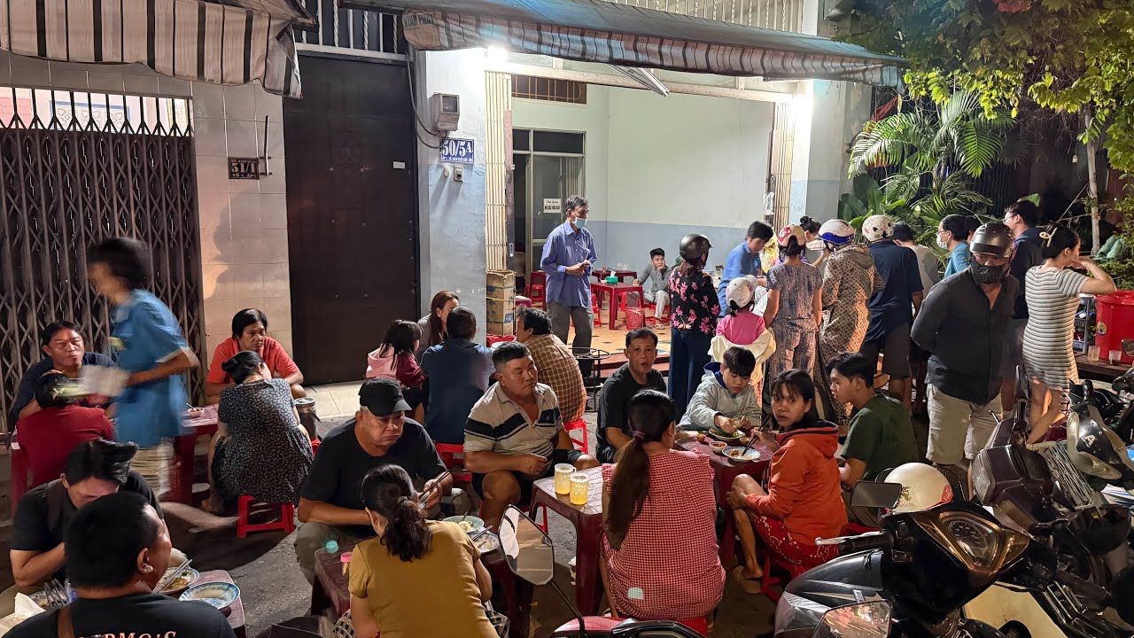 Lạ ghê 7 giờ tối khách kéo nhau ra vỉa hè đợi ăn dĩa bánh ướt không giống ai