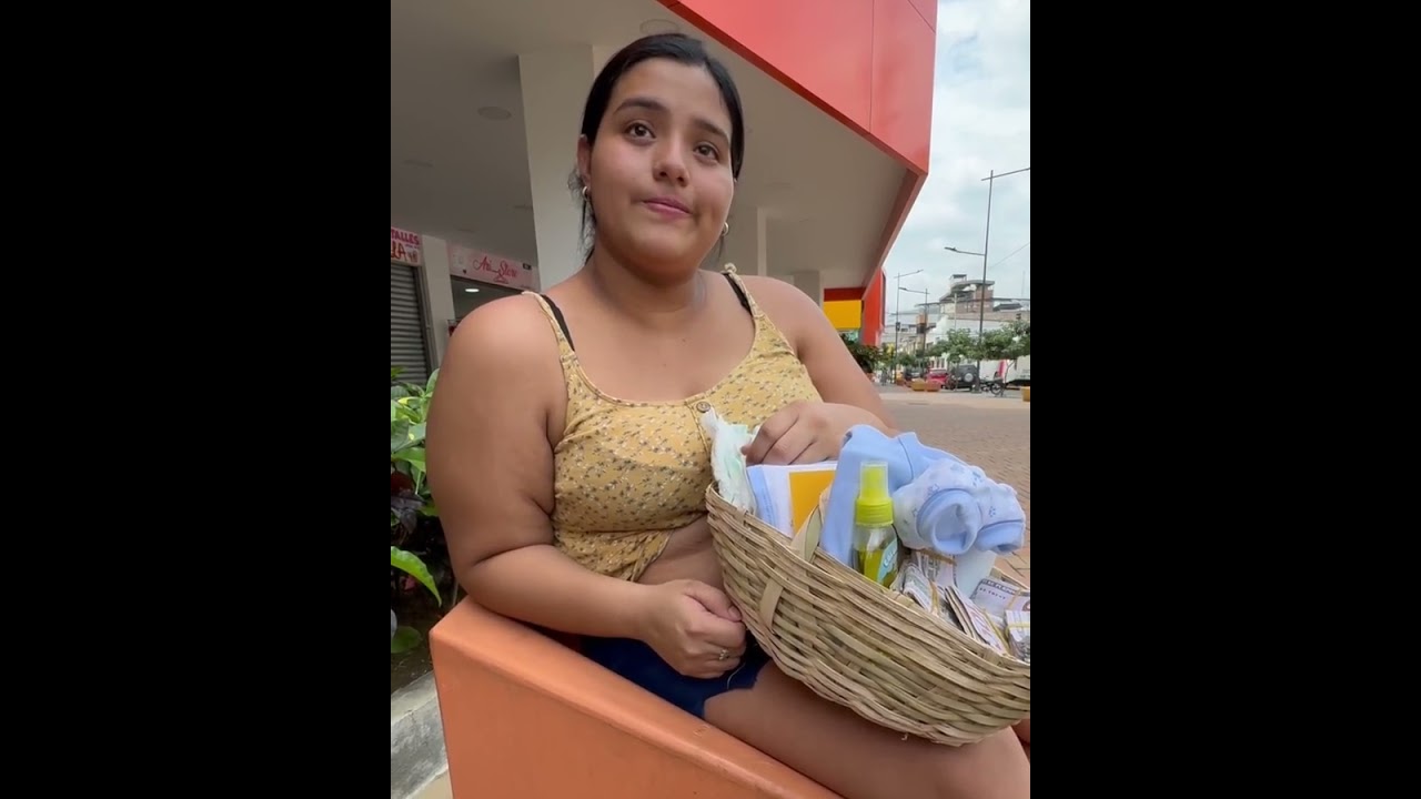 millonario regala canasta llena de dinero a mujer para salvar su embarazo 😭 Intenta no llorar