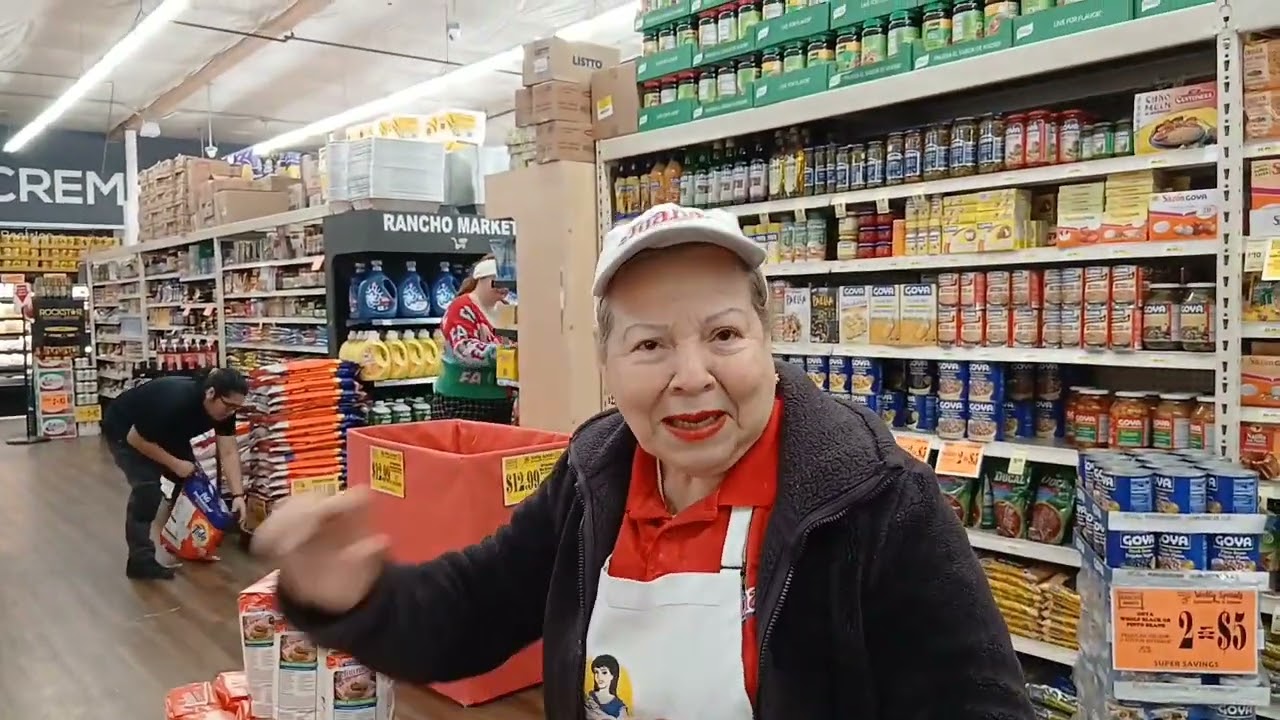 Venezolana feliz mostrando productos venezolanos en USA