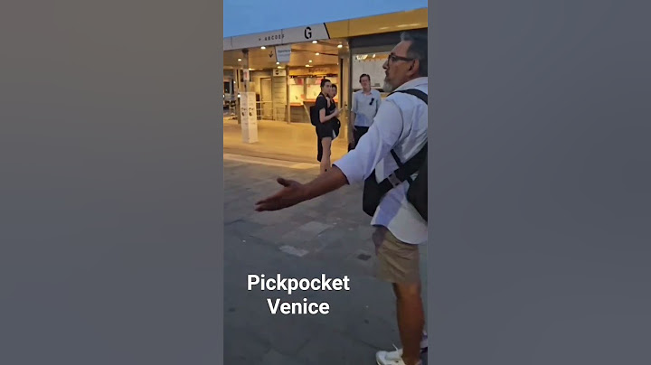 he looks like a tourist but instead he is one of the most skilled pickpockets 😡