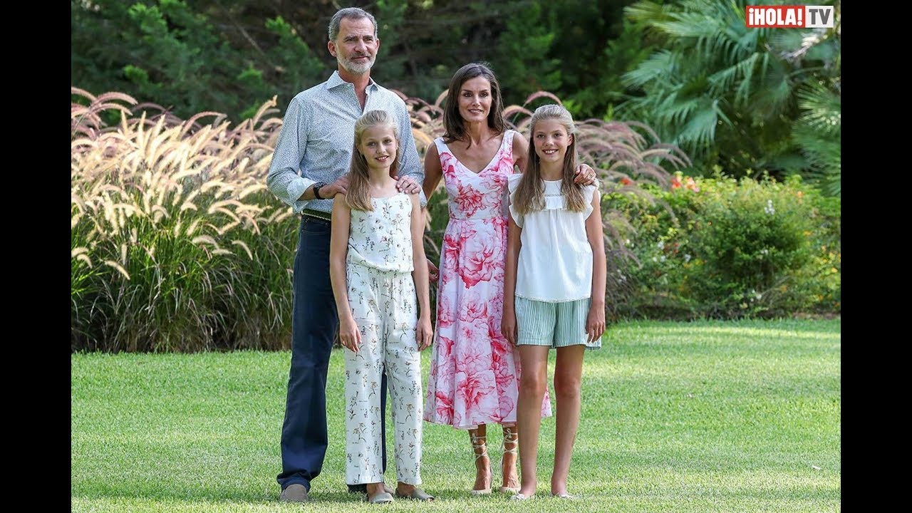 Los reyes de España y sus hijas protagonizaron el tradicional posado de verano 2019 | ¡HOLA! TV