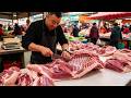 The whole piece of pork is sliced open with a single cut. It looks so satisfying!
