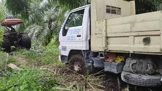 proses tarik Lori 4×4 sangkut.