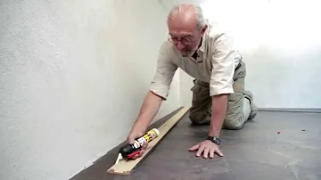 Comment coller plinthe en bois sur placo ?