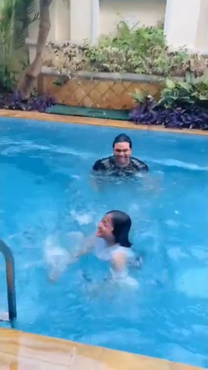 THORIQ GENDONG FUJI NYEBUR KE KOLAM RENANG