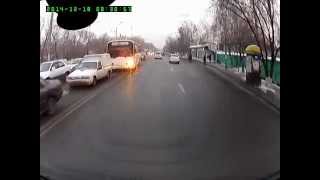 Алматы. Автобус на встречке. Пешеходы 20141218 0830