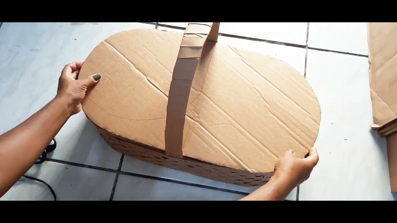 Cesta de piquenique feita de papelão.