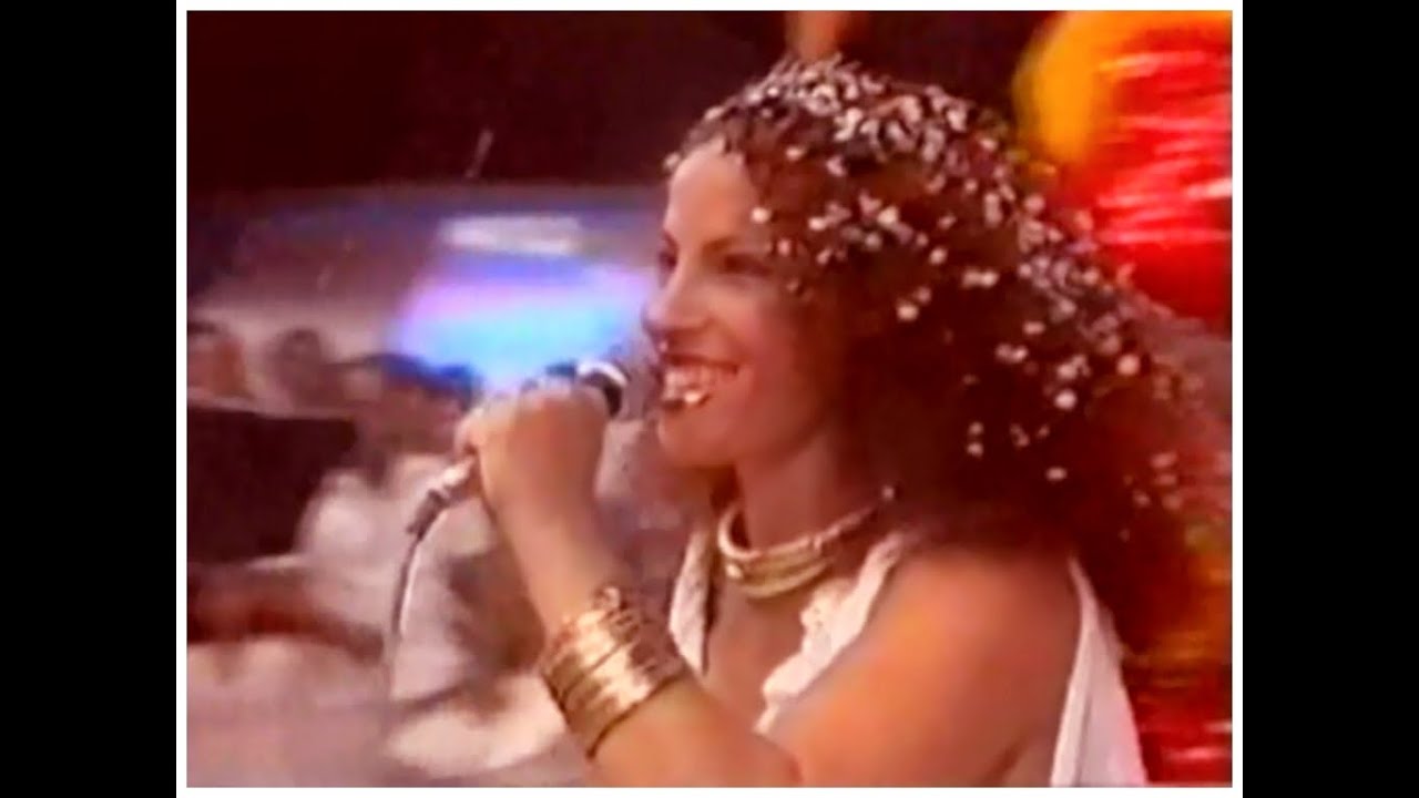PORTELA NA AVENIDA - CLARA NUNES NO CHACRINHA - 1982