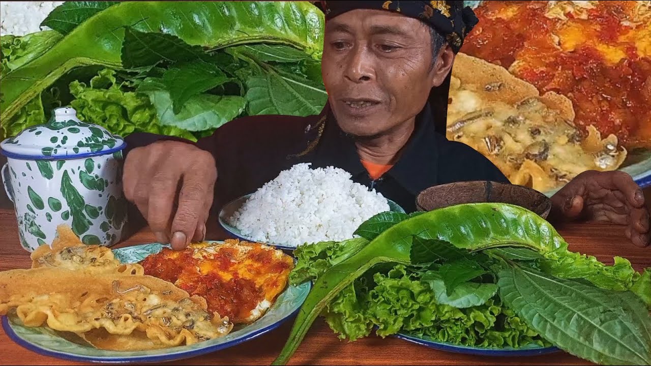 Lalapan Mentah dengan Telor Ceplok Balado & Sambal Pedas